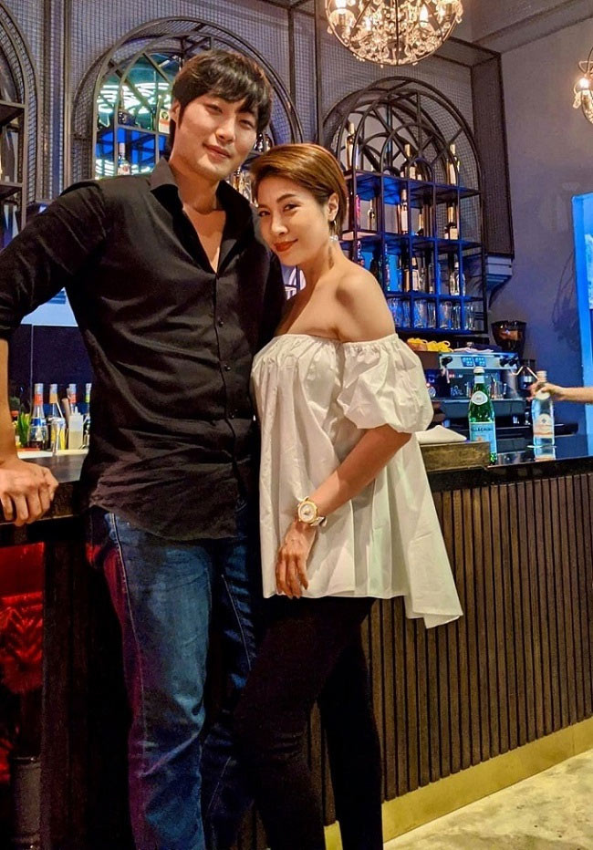 Emmanuel Shin, cao 1m86, từng tốt nghiệp đại học ở Mỹ và hiện đang làm giám đốc một công ty tại Việt Nam.