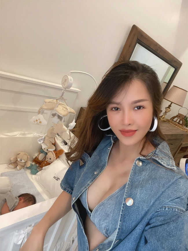 Bà mẹ ba con luôn tạo dáng với trang phục hở táo bạo để khoe body nóng bỏng.