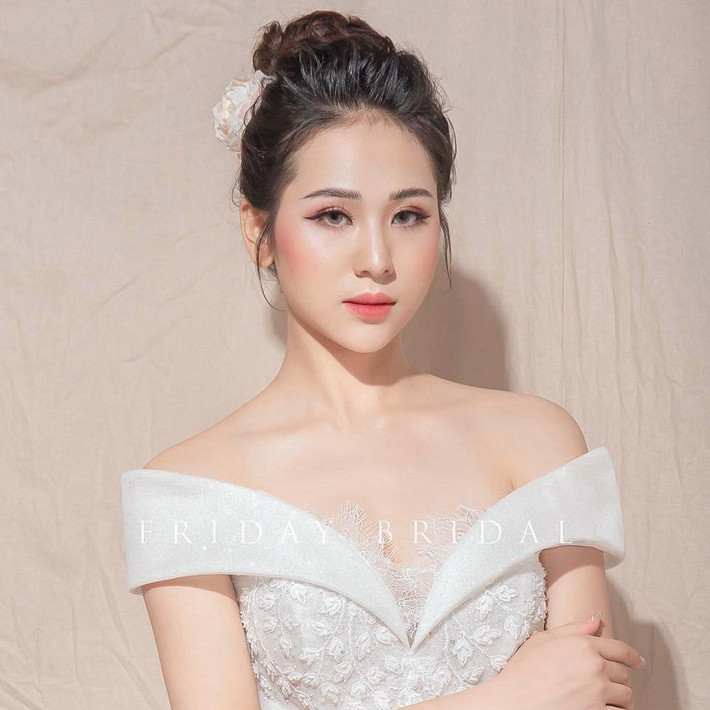 Đăng ảnh tình tứ bên tình mới, giọng ca "Vợ tuyệt vời nhất" bày tỏ: "Đến một độ tuổi nào đó, người ta không cần một tình yêu hào nhoáng, mộng mơ nữa, mà chỉ cần một tình cảm bình dị, ở bên nhau bình yên...".