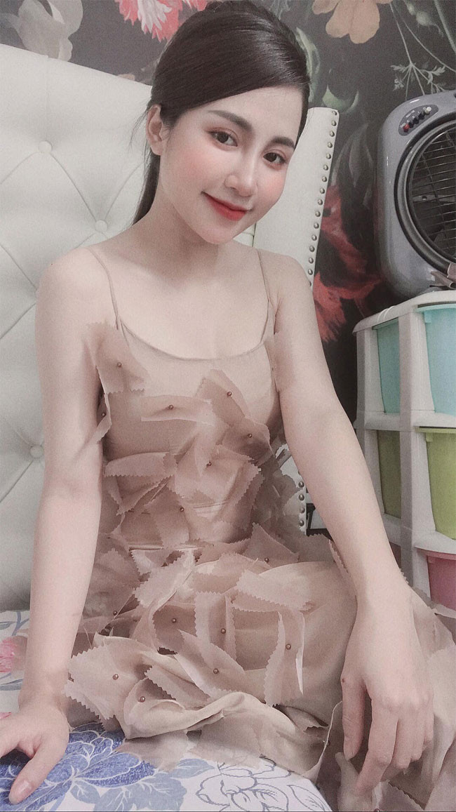 Huyền Nguyễn sở hữu vẻ ngoài gợi cảm, khuôn mặt xinh xắn.
