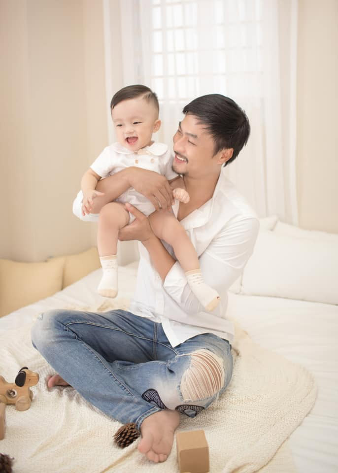 Vợ chồng Duy Hưng đã có một bé trai được hơn 1 tuổi rất xinh xắn, đáng yêu.