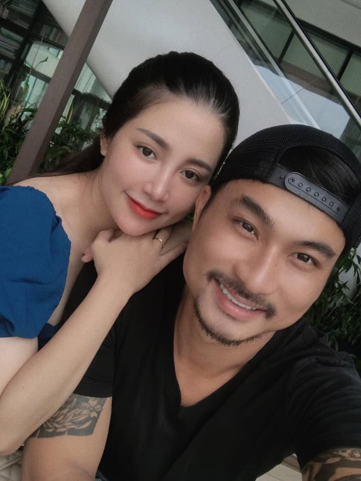 Vợ của anh là Huyền Nguyễn, sinh năm 1995 cũng là một diễn viên quen mặt với các khán giả trẻ trong các phim sitcom, tiểu phẩm hài.