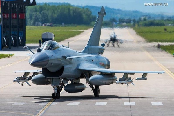 Vào năm 2015, có tin đồn rằng Tehran muốn mua tới 150 chiếc J-10; tuy nhiên những tin đồn này hoàn toàn không có cơ sở. Đáng chú ý Trung Quốc, là một đối tác thương mại lớn với các quốc gia Ả Rập ở Trung Đông như Ả Rập Saudi và Các Tiểu vương quốc Ả Rập Thống nhất, cả hai đều là đối thủ nặng ký của Iran.