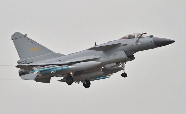 Iran trong những năm 1990 đã thành công trong việc mua một vài chiếc J-7 từ Trung Quốc. Trong thập kỷ qua, lực lượng không quân Trung Quốc đã bắt đầu thay thế máy bay J-7 của họ bằng chiến đấu cơ J-10 hiện đại hơn. Hiệu suất của J-10 gần tương đương với F-16 của Mỹ.