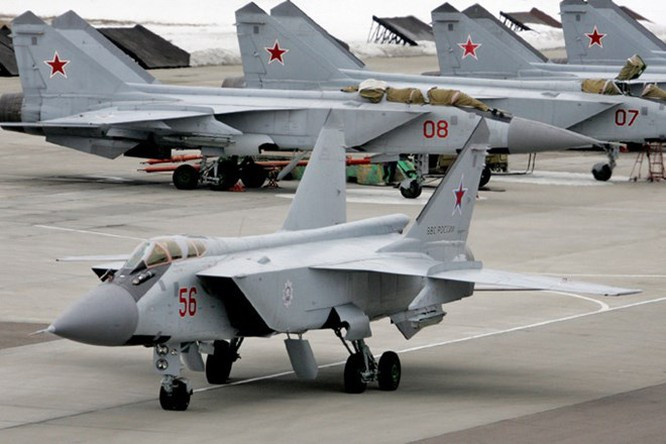 Theo một nguồn tin chưa được kiểm chứng, thậm chí Mỹ còn đề nghị mua MiG-31 từ Nga với giá cao hơn mức giá mà Iran có thể mua được. 9 năm sau, vào năm 2001, Tehran đã cố gắng hỏi mua MiG-31 một lần nữa và thậm chí còn trả tiền trước để mua chúng; nhưng một lần nữa, Mỹ dựa vào Nga để hủy bỏ hợp đồng.