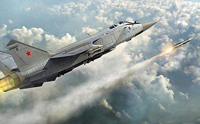 Nhưng Liên Xô đã sụp đổ trước khi Iran có thể hoàn thành đơn đặt hàng. Năm 1992, Tehran đã thử một lần nữa, đặt hàng từ một nước Nga đang "đói tiền mặt", một lô MiG-29 và máy bay ném bom Tu-22, tiêm kích bom MiG-27 và 24 chiếc MiG-31. Lần này Mỹ đã áp dụng thành công sức ép, buộc Nga phải hủy bỏ thương vụ mua bán.