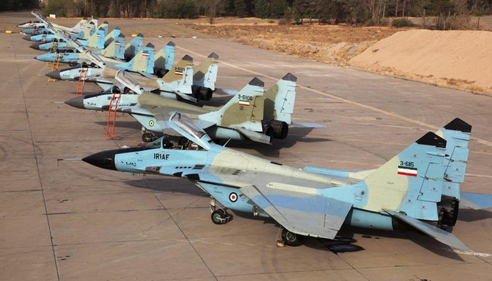 Nhưng hầu hết các máy bay chiến đấu của Iran đều đã cũ và lạc hậu. Số máy bay chiến đấu F-14, F-4 và F-5 do Mỹ sản xuất từ đầu thập niên 1970; một số máy bay MiG-29 và máy bay chiến đấu cường kích Su-25 của Liên Xô sản xuất vào thập niên 1980; một ít J-7 (bản sao của MiG-21) mà Iran mua từ Trung Quốc trong thời gian đầu những năm 1990.