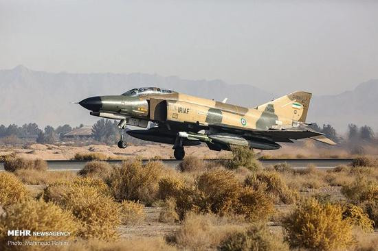 Ngoại trừ F-14 và một số lượng nhỏ MiG-29 của Iraq "sơ tán" sang Iran năm 1991 (nhưng không được Iran trả lại cho Iraq, bất chấp Iraq đòi), thì máy bay thế hệ thứ ba vẫn là lực lượng chủ lực tuyệt đối của Không quân Iran. Ảnh: Máy bay F-4 của Iran - Nguồn:Mehr