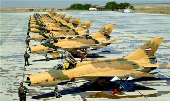 Vào đầu tháng 10 vừa qua, Iran đã tổ chức cuộc tập trận phòng không "SkyGuard-99". Tên lửa đất đối không tầm trung và tầm xa Faith-373 do nước này tự phát triển lần đầu tiên đã bắn hạ mục tiêu. Ảnh: "Ông già" J-7N của không quân Iran - Nguồn: IRNA