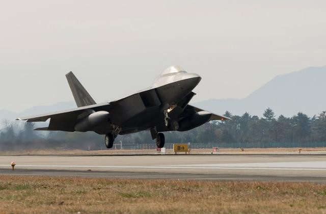 Vào tối ngày 18/11, Không quân Mỹ đã điều hai máy bay chiến đấu F-22A Raptor, cất cánh từ Căn cứ Không quân Guam Anderson ở Thái Bình Dương để bay tới Iwakuni. Trong hành trình từ Guam đến Iwakuni, F-22 đã được Không quân Mỹ tiếp dầu trên không.