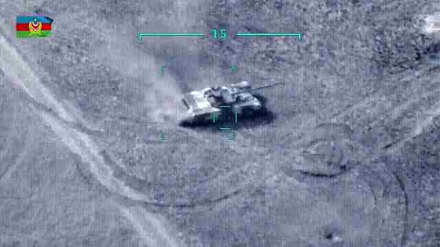 Trong cuộc xung đột tại khu vực Nagorno-Karabakh, UAV trở thành một trong những vũ khí tác chiến quan trọng của chiến tranh hiện đại, nhờ vào khả năng cơ động nhanh và sức tấn công mạnh mẽ, đã thu hút được sự quan tâm rộng rãi của giới quân sự tất cả các nước. Ảnh: UAV của Azerbaijan dễ dàng tiêu diệt xe tăng Armenia - Nguồn: Sina