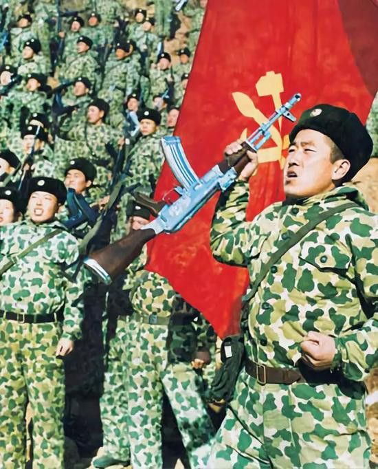 Tiểu liên Kiểu 88 của Triều Tiên là phiên bản sao chép tiểu liên AK-74 của Liên Xô, sử dụng đạn 5,56x39mm; thời gian gần đây, loại súng này của Triều Tiên đã bỏ hộp tiếp đạn truyền thống, mà sử dụng hộp tiếp đạn hình trụ, có khả năng chứa được nhiều đạn hơn. Ảnh: Tiểu liên Kiểu 88 của Triều Tiên - Nguồn: Sina