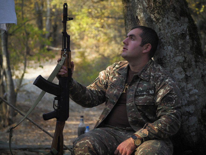Dẫu vậy, hiện nay trên chiến trường Karabakh, quân Armenia đang mất lợi thế trầm trọng, nhiều vùng kiểm soát đã bị rơi vào tay đối phương và nguy cơ bại trận đang thường trực ngay trước mắt. Có thể trong thời gian tới, Armenia sẽ đẩy mạnh cuộc tấn công để có thể tái chiếm lại các lãnh thổ đã mất nhưng với tình hình hiện nay vẫn là cực kỳ khó bởi sự hoạt động vô cùng hiệu quả của UAV Azerbaijan. Ảnh: Một binh sĩ Armenia với khẩu AK-74 của mình.