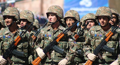 AK-74 là một mẫu vũ khí cá nhân được trang bị phổ biến trong quân đội Armenia bên cạnh AK-47 và AKM. Về cơ bản, đây là một phiên bản hiện đại hóa của AKM với việc chuyển sang sử dụng cỡ đạn 5.45x39mm mới thay thế cho cỡ đạn 7.62x39mm tiêu chuẩn trước đó. Ngoài ra, súng cũng được trang bị một chụp bù giật kiểu mới giúp súng giảm đi đáng kể lực giật sau phát bắn. Ảnh: Binh sĩ Armenia với súng trường AK-74.