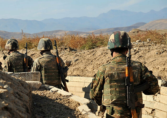 Tình hình chiến sự tại khu vực Nagorno - Karabakh giữa hai quốc gia láng giềng từng thuộc khối Liên Xô cũ là Azerbaijan và Armenia đã kéo dài hơn một tháng với nhiều tổn thất cả về nhân mạng lẫn vũ khí khí tài của cả hai bên. Dẫu vậy, thực trạng chiến trường vẫn là vô cùng căng thẳng và chưa hề có dấu hiệu gì cho thấy một cuộc đàm phán hòa bình sẽ diễn ra trong tương lai. Ảnh: Binh sĩ Armenia trên chiến trường.