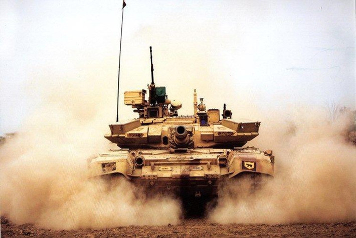 Khi cuộc đụng độ Trung - Ấn xảy ra gần đây, loại xe tăng chiến đấu chủ lực T-90S của Ấn Độ hoàn toàn không phù hợp, khi cơ động ở những con đường ở độ cao 5.000 mét, giữa các rặng núi và hẻm núi. Và loại xe tăng sử dụng ở đây phải bắn được ở góc tầm rất cao và rất thấp. Ảnh: Xe tăng T-90 của Ấn Độ - Nguồn: Wikipedia.