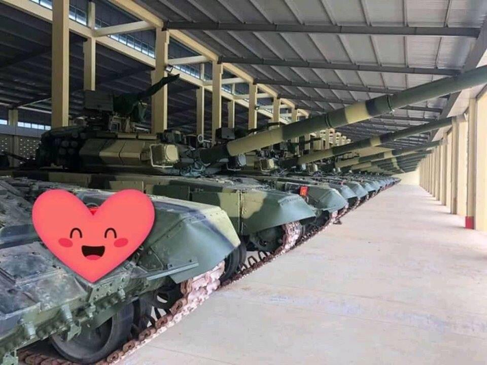 Với mục tiêu hiện đại hóa Lục quân với nòng cốt là lực lượng Tăng thiết giáp nhằm đáp ứng tốt nhu cầu tác chiến chiến tranh thời đại mới, năm 2016, Quân đội ta đã ký hợp đồng mua mới 64 chiếc xe tăng chiến đấu chủ lực T-90S/SK để tăng cường sức mạnh cũng như thay thế cho một số xe tăng cũ đã quá lỗi thời, không còn đảm bảo tính năng kỹ thuật đề ra. Đến năm 2019, toàn bộ số xe trên đã được phía đối tác bàn giao đầy đủ, biên chế về cho đơn vị huấn luyện sẵn sàng chiến đấu. Ảnh: Xe tăng T-90S/SK Việt Nam tại nhà kho đơn vị.