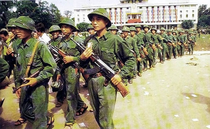 Cho đến năm 1967, người ta cho rằng tất cả các đơn vị bộ đội chủ lực của Quân Bắc Việt và Quân Giải phóng miền Nam đều đã được trang bị đầy đủ súng trường hiện đại của Liên Xô và khối XHCN. Theo quân đội Mỹ công bố vào năm 1969, đã có ít nhất 40 loại súng trường, carbin khác nhau và ít nhất 22 loại súng máy khác nhau đã tham gia vào cuộc chiến tranh tại Việt Nam. Như vậy có thể thấy rằng, bên cạnh AK-47 thì vũ khí cá nhân trong kháng chiến chống Mỹ là vô cùng phong phú. Ảnh: Bộ đội Giải phóng quân tại Dinh Độc lập ở Sài Gòn trong ngày 30/4/1975 - Nguồn: TL.