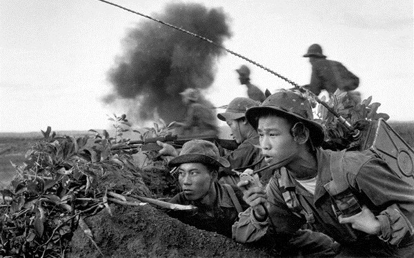 Bước sang những năm 1960, Liên Xô đã bắt đầu viện trợ đại trà cho ta các loại súng hiện đại hơn như CKC và AK-47,… cùng với các phiên bản của nó sản xuất bởi Trung Quốc, Đông Đức, Romania,… giúp cho bộ đội có trang bị tốt hơn rất nhiều, những khẩu súng chiến lợi phẩm từ đó cũng dần dần được loại biên hoặc chuyển giao cho các đơn vị dân quân, du kích địa phương. Việc đồng bộ vũ khí cá nhân cũng giúp cho công tác hậu cần thuận lợi hơn rất nhiều. Ảnh: Bộ đội giải phóng với súng AK-47.