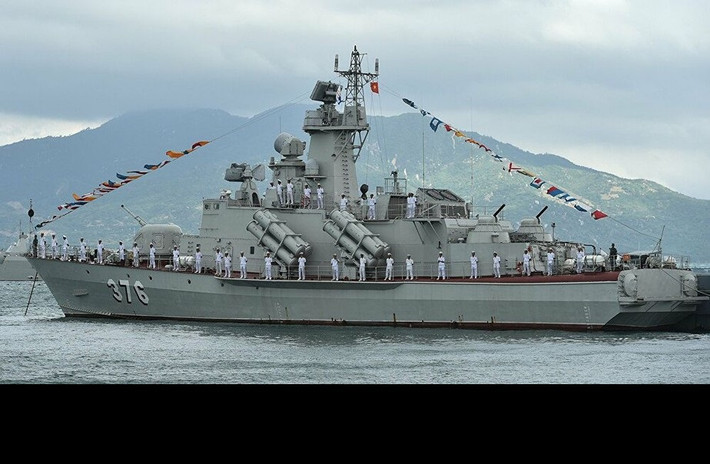 Với thành công trong việc đóng mới loạt tàu tên lửa tấn công nhanh lớp 12418 Molniya theo dây chuyền và giấy phép từ LB Nga, nền Công nghiệp Quốc phòng Việt Nam hoàn toàn tự tin để có thể đóng mới tàu chiến đấu mặt nước có hàm lượng công nghệ cao. Cùng với đó là sự nâng cấp, mở rộng cơ sở hạ tầng tại các nhà máy đóng tàu lớn trực thuộc Tổng cục Công nghiệp Quốc phòng như nhà máy Sông Thu, nhà máy Ba Son, nhà máy Z-189,… đã đủ sức đáp ứng đầy đủ mọi yếu tố cho ta thực hiện những dự án đóng tàu chiến cỡ lớn mới. Ảnh: Tàu tên lửa Molniya do Việt Nam tự đóng mới.