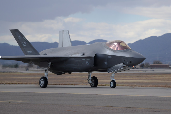 Giá cùng chi phí bảo dưỡng và vận hành của F-35 cao hơn nhiều so với F/A-18 hay F-5; tuy nhiên với một quốc gia giàu có như Thụy Sĩ, việc họ có mua F-35 hay không chỉ phụ thuộc vào vấn đề chính trị, còn tiền không thành vấn đề.