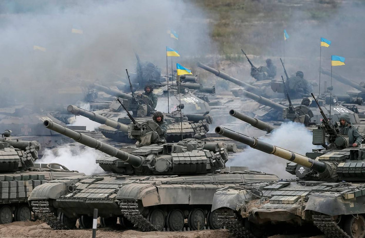 Đáng kể có lẽ là lực lượng Tăng của lục quân Ukraine. Với số lượng khổng lồ xe tăng mà Liên Xô sở hữu thì Ukraine cũng được chia phần một kho đồ sộ đủ chủng loại xe tăng từ T-54/55, T-62, T-64 cho đến T-72, T-80 hiện đại. Điều này khiến cho lục quân Ukraine có một sức mạnh không thể xem thường, mạnh mẽ hơn bất kỳ một lực lượng mặt đất nào của khối Tây Âu. Ảnh: Lực lượng xe tăng đồ sộ của quân đội Ukraine.