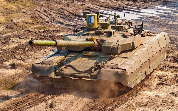 Ukraine vẫn cố gắng để phát triển cho mình một mẫu xe tăng hiện đại riêng, và kết quả là chiếc T-84 Oplot ra đời. Nó được quảng cáo là có khả năng vượt trội xe với xe tăng T-90A nổi tiếng do Nga chế tạo. Thái Lan là quốc gia đầu tiên đặt hàng dòng xe này tuy nhiên sự chậm trễ của người Ukraine đã khiến Thái Lan không đủ kiên nhẫn, chuyển sang mua dòng xe VT-4 của Trung Quốc. Người Thái cũng nói rằng những chiếc xe T-84 Oplot không thực sự hiệu quả và thậm chí là bị nứt phần giáp chính khiến người ta đặt ra một nghi vấn rất lớn về khả năng chế tạo vũ khí của Ukraine. Ảnh: Xe tăng T-84 Oplot của Ukraine.