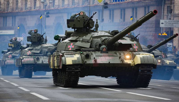 Có thể nói rằng, Ukraine từ một nước có quân đội mạnh hàng đầu trên thế giới, thừa hưởng những gì tinh hoa nhất của nền quốc phòng Liên Xô thì nay, sau gần 30 năm phát triển, họ đã trở về một thực trạng không thể nào thê thảm hơn. Cả hải - lục - không quân đều vô cùng bi đát, sụt giảm nặng nề cả về số lẫn lượng. Đây cũng là một phần bởi nền kinh tế phát triển quá yếu kém và định hướng thiếu chiều sâu của giới lãnh đạo. Ảnh: Xe tăng T-64 Bulat của Ukraine duyệt binh.