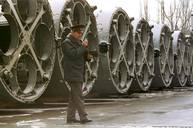 Ở thời điểm sau khi thành lập, Quân đội Ukraine sở hữu đến 176 tên lửa đạn đạo liên lục địa mang đầu đạn hạt nhân bao gồm 130 tên lửa loại SS-19 và 24 tên lửa loại SS-24 cùng với là hơn 1.000 đầu đạn hạt nhân. Tại lúc đó, Ukraine là cường quốc hạt nhân lớn thứ ba trên thế giới, chỉ sau Mỹ và Nga, vượt cả Trung Quốc về số lượng lẫn chất lượng. Tuy nhiên, do sức ép đến từ các nước Phương Tây và Nga, Ukraine đã quyết định tiêu hủy và chuyển giao vũ khí hạt nhân lại cho Nga. Tính đến năm 1994, Ukraine đã hoàn toàn phi hạt nhân. Ảnh: Sĩ quan Ukraine đứng cạnh các container chứ tên lửa đạn đạo liên lục địa của mình.