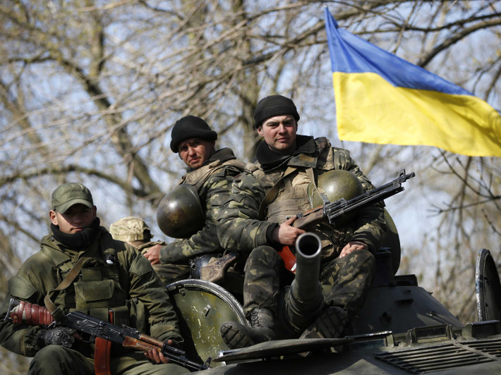 Kể từ sau phong trào Maidan 2014 cho đến nay, Ukraine đã mất đi phần lãnh thổ Bán đảo Crimea quan trọng cùng với đó là cuộc nội chiến ở miền Đông nước này dẫn đến tình trạng quân đội ngày càng thêm phần tồi tệ. Một lượng lớn xe tăng - thiết giáp bị tổn thất nặng nề qua cuộc chiến, các ngành đóng tàu quan trọng đều nằm ở Crime cả thì đã về tay Nga khiến Ukraine hiện nay vô cùng khốn đốn, thê thảm. Ảnh: Binh sĩ quân Ukraine đang ngồi trên một chiếc thiết giáp BMP-1 tại miền Đông nước này.