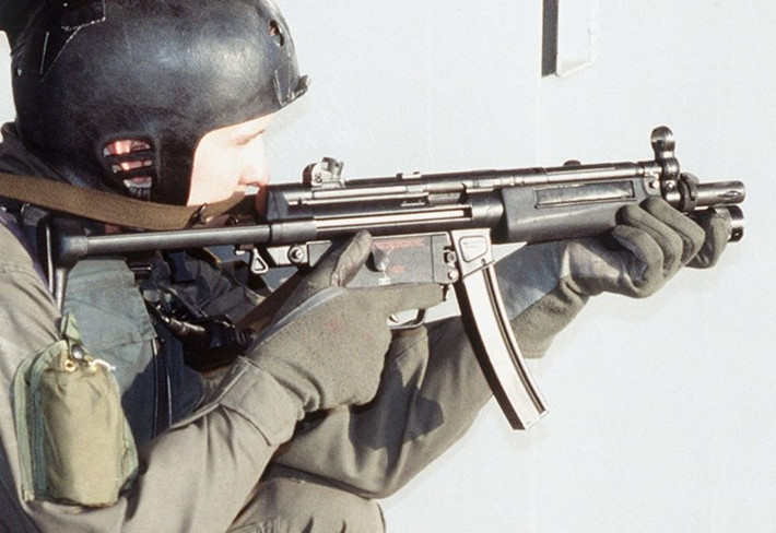 MP5 là loại tiểu liên nòng ngắn, lên đạn bằng phương pháp phản lực, dùng đạn 9x19 mm Parabellum tiêu chuẩn. Tốc độ bắn 800 viên/phút, sơ tốc đạn 400 m/s, tầm bắn hiệu quả 100m, tầm bắn tối đa 150 m. Súng có 2 chế độ bắn là phát một và liên thanh. Mặc dù độ sát thương không lớn, nhưng bù lại nó có độ giật thấp, tốc độ bắn nhanh, gọn nhẹ.
