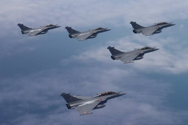 Theo lịch trình giao hàng, từng lô 3 hoặc 4 máy bay chiến đấu Rafale, sẽ được chuyển giao cho Ấn Độ trong khoảng thời gian từ 2 đến 3 tháng; cho đến khi tất cả 36 chiếc Rafale theo hợp đồng được chuyển giao hết.