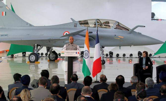 Còn về phía địch thủ Ấn Độ, ngày 29/7 vừa qua, lô 5 máy bay chiến đấu Rafale đầu tiên mà Ấn Độ mua từ Pháp, đã hạ cánh tại căn cứ Ambala của Không quân Ấn Độ. Đầu tháng này, Ấn Độ đã nhận thêm lô 3 chiếc Rafale thứ hai từ Pháp; sau khi tiếp nhận từ Pháp, 3 chiếc Rafale này đã đến Căn cứ Không quân Jamnagar ở bang Gujarat, Ấn Độ.