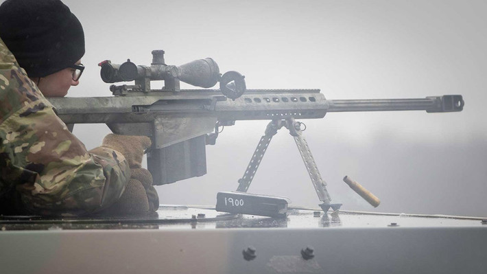 Barrett M82 dùng loại đạn 12,7x99 mm (.50 BMG) cực mạnh, phát triển cho súng máy hạng nặng Browning M2. Để hạn chế độ giật của súng, súng được trang bị loa giảm giật 2 khoang kiểu va đập, có khả năng hấp thụ 70% độ giật của súng khi bắn; hộp tiếp đạn 10 viên, kính ngắm độ phóng đại 10x.