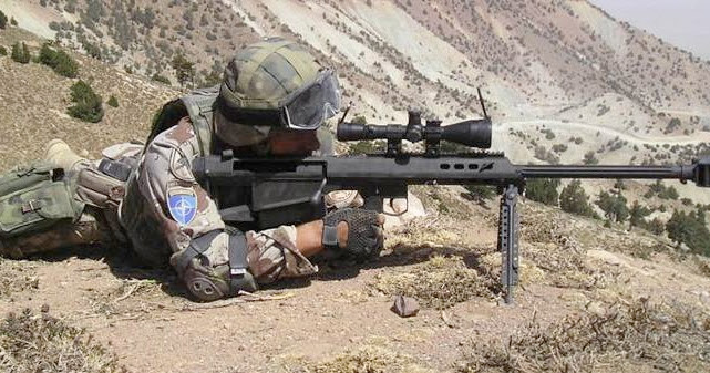 Về cơ bản, Barrett M95 có thể được coi là một phiên bản cải tiến của khẩu Barrett M82, nhưng sử dụng lên đạn bằng tay sau từng phát bắn; súng vận dụng thiết kế kiểu "cái tẩu", để giảm chiều dài tổng thể của súng. Tuy nhiên, Barrett M95 vẫn duy trì chiều dài nòng và hiệu suất như khẩu M82.