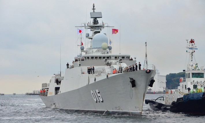 Hiện nay, lực lượng Hải quân Việt Nam sở 4 tàu hộ vệ tên lửa lớp Gepard 3.9 thuộc đề án 11661E nhập khẩu từ Nga trong những năm 2010, ngoài ra còn 2 tàu hộ vệ săn ngầm lớp Pohang được chuyển giao từ Hàn Quốc có lượng giãn nước hơn 1.000 tấn. Do đó, số lượng tàu chiến cỡ lớn tầm 2.000 tấn có khả năng tác chiến cao của Hải quân ta là khá hạn chế, cần sự bổ sung trong tương lai. Ảnh: Tàu hộ vệ tên lửa 015 Trần Hưng Đạo lớp Gepard 3.9