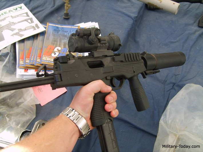 MP9 là loại tiểu liên hoạt động theo phương pháp phản lực, có hình dáng nhỏ hơn khẩu MP5 của Đức. Kích thước nhỏ gọn và trọng lượng nhẹ, khiến MP9 phù hợp với các lực lượng thực thi pháp luật và các đơn vị hoạt động đặc biệt. Tuy nhiên, nó thua các loại tiểu liên lớn hơn về tầm bắn và độ chính xác.