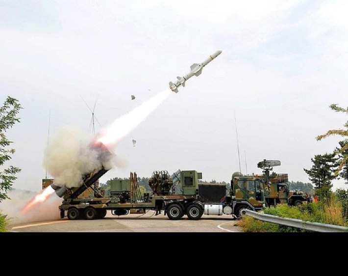 Việc bổ sung hàng trăm tên lửa Harpoon, giúp củng cố đáng kể khả năng phòng thủ đảo của Đài Loan, khi Trung Quốc nhanh chóng đưa vào biên chế các tàu mới. Tên lửa Harpoon có tốc độ cận âm, giống với Hùng Phong II của Đài Loan, nhưng tên lửa của Mỹ cơ động hơn và do đó có khả năng sống sót cao hơn. Ảnh: Tên lửa chống hạm Harpoon - Nguồn: Hải quân Mỹ.