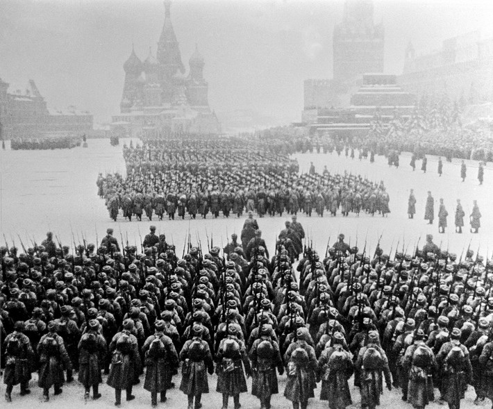 Cuộc duyệt binh bí mật tới mức, Hitler chỉ tình cờ biết tin khi bật radio. Ông ta lồng lộn lao đến máy điện thoại và lập tức ra lệnh: Phải ném bom cuộc duyệt binh bằng bất kỳ giá nào. Bất chấp bão tuyết mịt mù, các máy bay Đức hối hả cất cánh, tuy nhiên, không quả bom nào rơi được xuống Moscow ngày hôm đó. Ảnh: Các khối duyệt binh xong tiến thẳng ra tiền tuyến - Nguồn: Wikipedia.