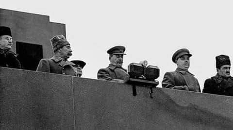 Sau khi Lễ kỷ niệm kết thúc, Stalin mới thông báo riêng cho Bộ Chính trị và Đảng bộ Moscow về việc duyệt binh. Chỉ huy các đơn vị tham gia duyệt binh được biết lịch lúc 23 giờ đêm ngày 6/11, khách mời và nhân dân đến dự 5 giờ sáng hôm sau mới biết. Ảnh: Stalin đọc diễn văn Lễ kỷ niệm - Nguồn: Wikipedia.