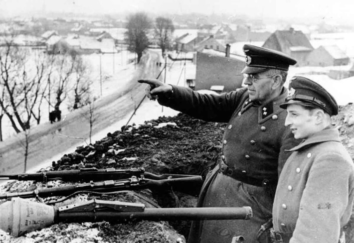 Trùm phát xít Hitler dự định chiếm thủ đô Liên Xô trước ngày 7/11/1941, để diễu binh đúng hôm kỷ niệm Cách mạng Tháng Mười Nga. Cuối tháng 10/1941, một số cánh quân Đức chỉ còn cách Moscow 25-30 km, thủ đô Liên Xô bị ném bom tơi bời; tình hình cực kỳ nguy ngập. Ảnh: Quân Đức áp sát thủ đô Moscow - Nguồn: Wikipedia.