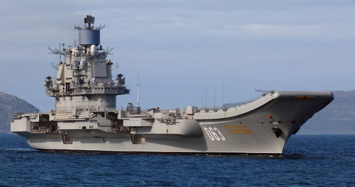 Đô đốc Kuznetsov là chiếc đầu tiên thuộc đề án 1143.5 và đây cũng là lớp tàu sân bay chuyên dụng toàn năng đầu tiên của Hải quân Liên Xô, chính thức hạ thủy từ năm 1985 và biên chế năm 1991. Sau khi Liên bang Xô Viết sụp đổ, Kuznetsov tiếp tục phục vụ trong Hải quân Nga cho đến tận ngày nay. Trước đây, tàu sân bay của Liên Xô thường làm nhiệm vụ đa nhiệm, không chỉ mang theo máy bay mà còn được trang bị cả các loại vũ khí hạng nặng có sức sát thương cao, ví dụ như lớp Kiev. Ảnh: Tàu sân bay Kuznetsov.