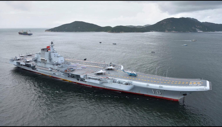 Hiện nay, hàng không mẫu hạm Nga đang sử dụng loại tiêm kích hạm Mig-29K vốn phát triển từ máy bay chiến đấu Mig-29, trong khi đó hàng không mẫu hạm Trung Quốc sử dụng tiêm kích hạm J-15, đây vốn là phiên bản sao chép của tiêm kích hạm Su-33 trước đây của Liên Xô vốn phát triển từ chiến đấu cơ Su-27. Xét về thông số kỹ thuật và tính năng tác chiến thì rõ ràng J-15 hơn hẳn Mig-29K. Tuy vậy trong suốt thời gian vận hành và thử nghiệm, J-15 đã gặp nhiều trục trặc và không đáng tin cậy, điều tương tự cũng đã xảy ra với mẫu Su-33 buộc người Nga phải chuyển sang dùng MiG-29K. Ảnh: Dàn máy bay trên tàu sân bay Liêu Ninh của Trung Quốc.