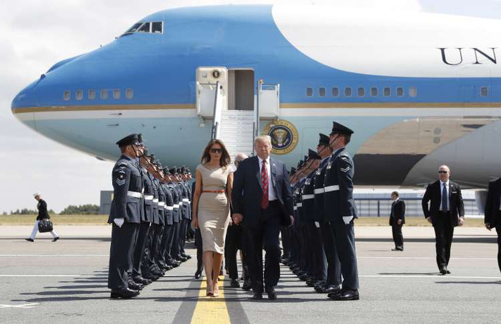 Giống với mọi Tổng thống khác của Hợp chúng quốc Hoa Kỳ, Ông Donald Trump - Tổng thống thứ 45 là người có toàn quyền sử dụng chiếc chuyên cơ Air Force One - Không lực 1 dành cho những chuyến công du và công tác của mình bên trong và ngoài lãnh thổ nước Mỹ. Chiếc chuyên cơ này không chỉ mục đích phục vụ cá nhân ngài Tổng thống mà nó còn là biểu tượng của cả Quân đội nước này, hay còn được mệnh danh là “Nhà trắng bay”. Ảnh: Tổng thống Trump và phu nhân trong một chuyến công tác của mình bằng Không lực 1.