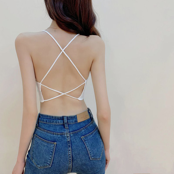 Bên cạnh đó, người mặc nên chú ý lựa chọn nội y. Để tránh lộ dây quai áo kém duyên, bạn có thể khoác bên ngoài chiếc áo mỏng, mang lại vẻ thanh lịch mà không sợ sự cố trang phục. Ảnh: Internet.