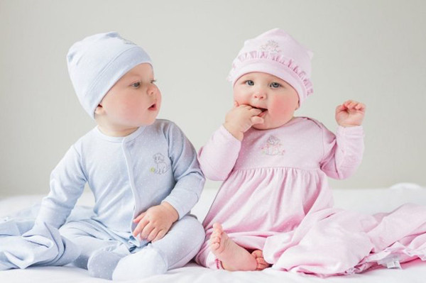 Các nhà khoa học cũng cho biết, áo cao cổ chật cứng còn tăng nguy cơ đau đầu do rối loạn tuần hoàn máu. Nó cũng có thể gây kích ứng do vùng da mỏng quanh cổ liên tục cọ sát với chất vải của áo.