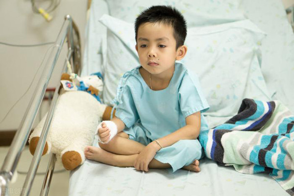 Không những vậy, thể trạng của DuDu cũng không tốt. Mỗi khi chuyển mùa, cậu bé dễ bị cảm sốt nên việc chăm sóc khá vất vả.