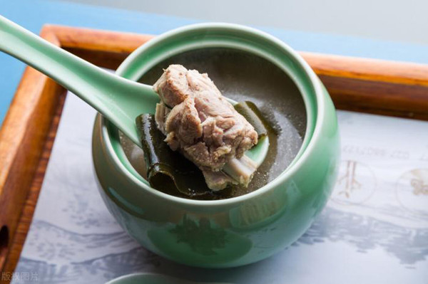 Canh xương. Nhiều mẹ ra sức hầm canh xương cho con bồi bổ mà không biết rằng thực phẩm này chứa nhiều chất khó tiêu. Những chất này có thể làm tăng gánh nặng cho hệ tiêu hóa, lá lách còn non yếu của trẻ. Tình trạng diễn ra lâu ngày ảnh hưởng đến khả năng hấp thụ dưỡng chất, tăng nguy cơ béo phì, ảnh hưởng sự phát triển thể chất của trẻ. Ảnh: Internet.