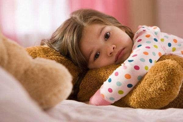 Ngoài việc chỉ ra dấu hiệu trẻ bất an, các nhà khoa học còn nhấn mạnh tình trạng tâm lý này ảnh hưởng tiêu cực đến tính cách của trẻ. Cụ thể, trẻ hình thành tâm lý sợ mất mát, ngại thay đổi. Khi gặp việc không vừa ý cũng không dám bộc lộ bởi sợ hãi. Về lâu dài, cảm giác bất an khiến trẻ tự khép mình. Trẻ bất an cũng dễ phục tùng hơn so với những đứa trẻ luôn thoải mái tư tưởng.