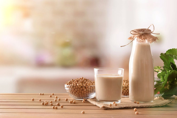 Đối với bé trai, một cốc đậu nành không đủ để gây ra những thay đổi đáng kể về nồng độ estrogen. Trong khi đó, với nam giới trưởng thành, nội tiết tốt androgen trong họ cực cao. Lượng phytoestrogen trong 1 cốc đậu nành không thể mang lại tác dụng ức chế nội tiết tố. Chỉ khi nạp lượng lớn phytoestrogen mới ghi nhận sự ức chế nội tiết tố nhẹ.